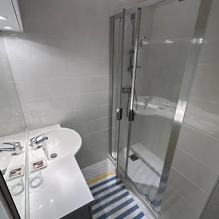 Spacious Family Nest Facing The Sea