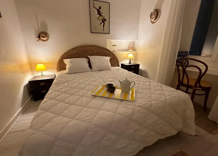 Spacious Family Nest Facing The Sea