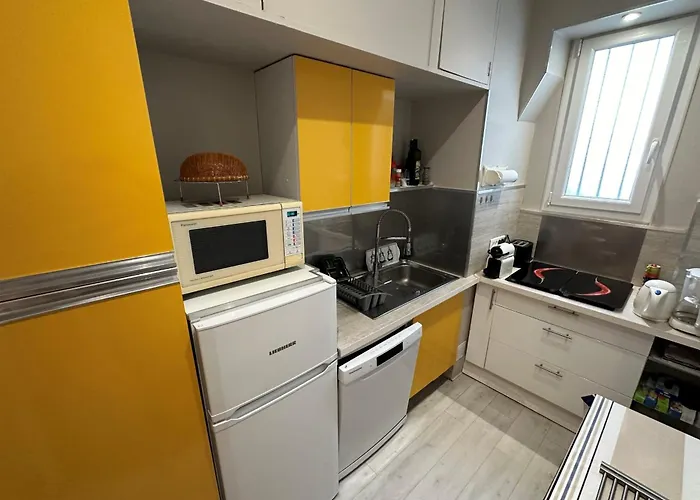 Spacious Family Nest Facing The Sea