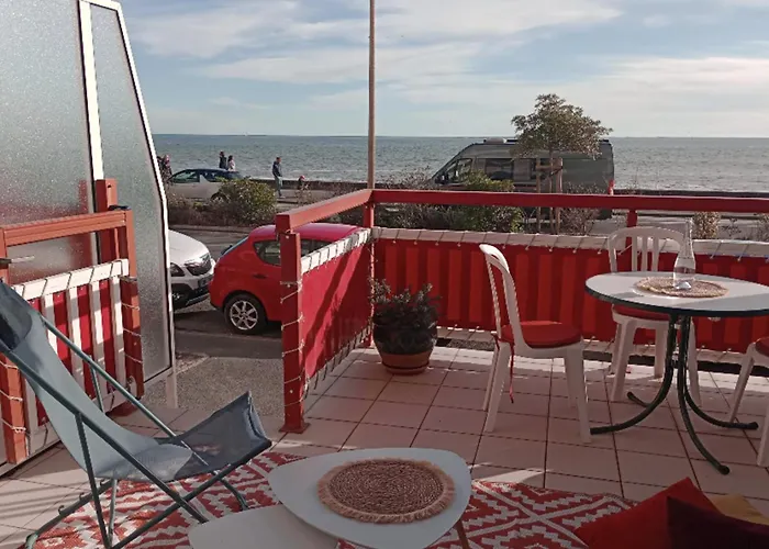 Spacious Family Nest Facing The Sea